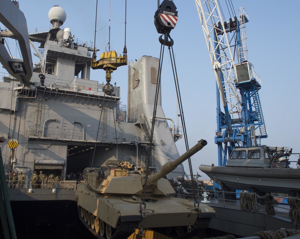 M1A1 tank on load to USS Ashland