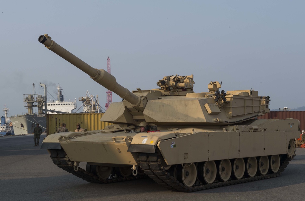 M1A1 tank on load to USS Ashland
