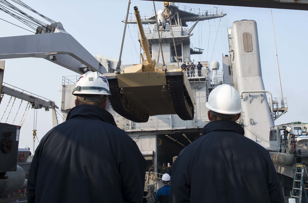 M1A1 tank on load to USS Ashland
