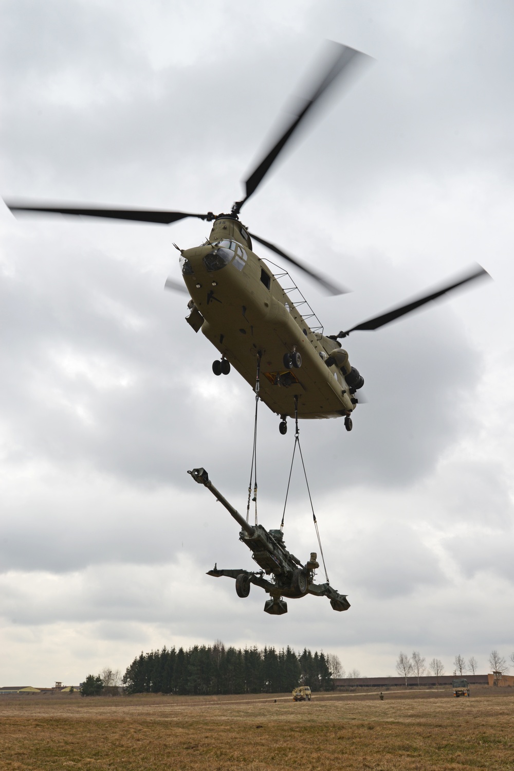 Field Artillery, 2CR, conducts sling load training with M777