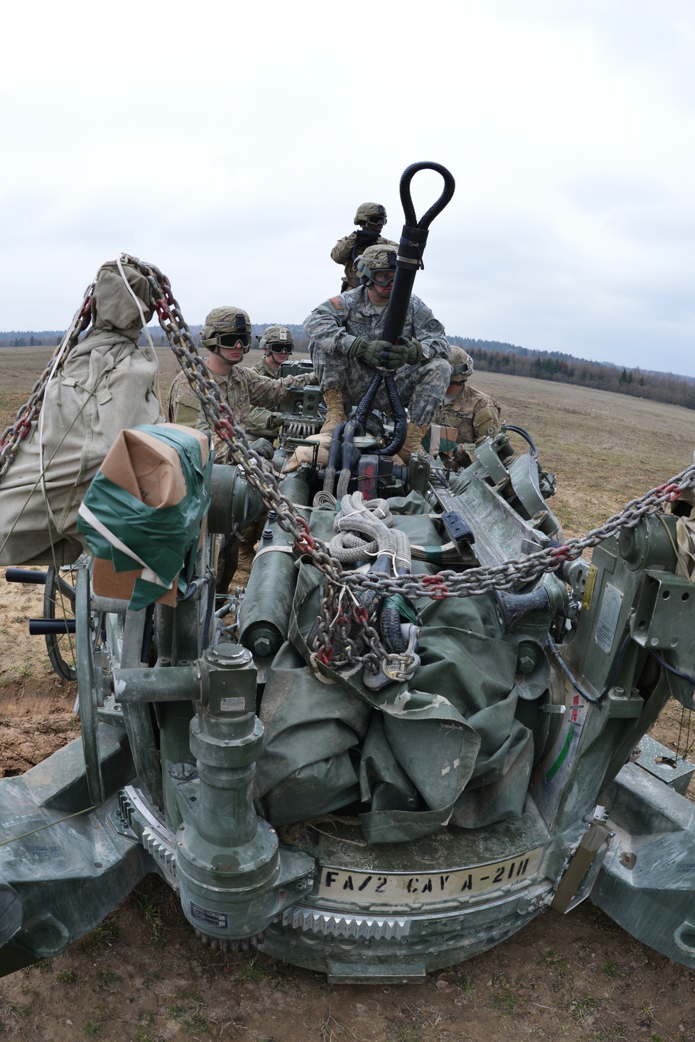 Field Artillery, 2CR, conducts sling load training with M777