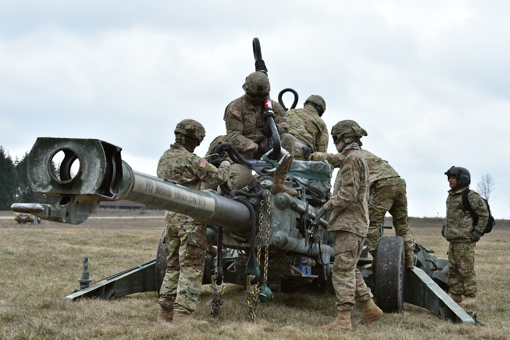 Field Artillery, 2CR, conducts sling load training with M777