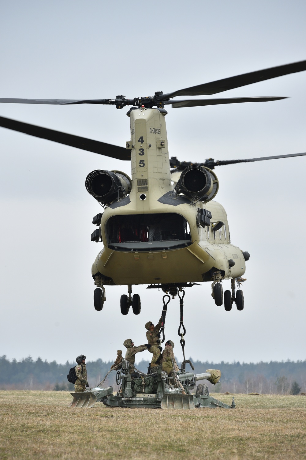 Field Artillery, 2CR, conducts sling load training with M777