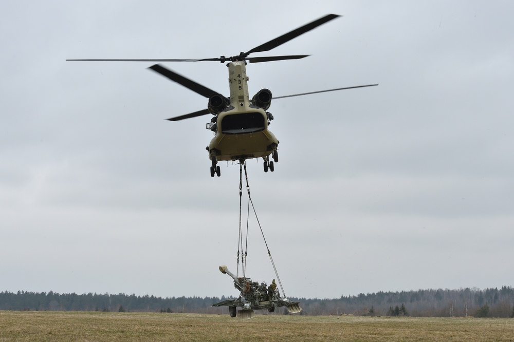 Field Artillery, 2CR, conducts sling load training with M777