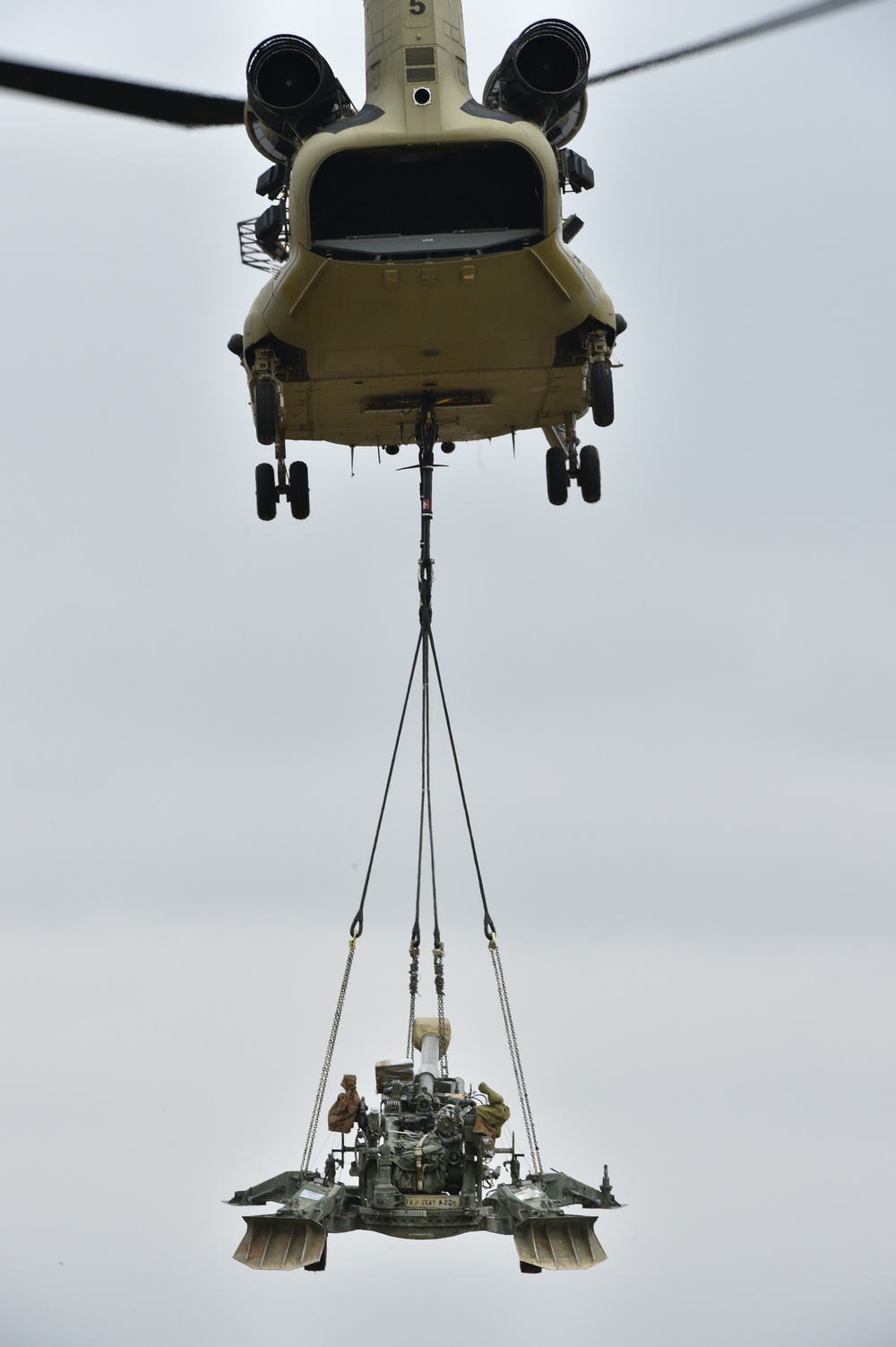 Field Artillery, 2CR, conducts sling load training with M777