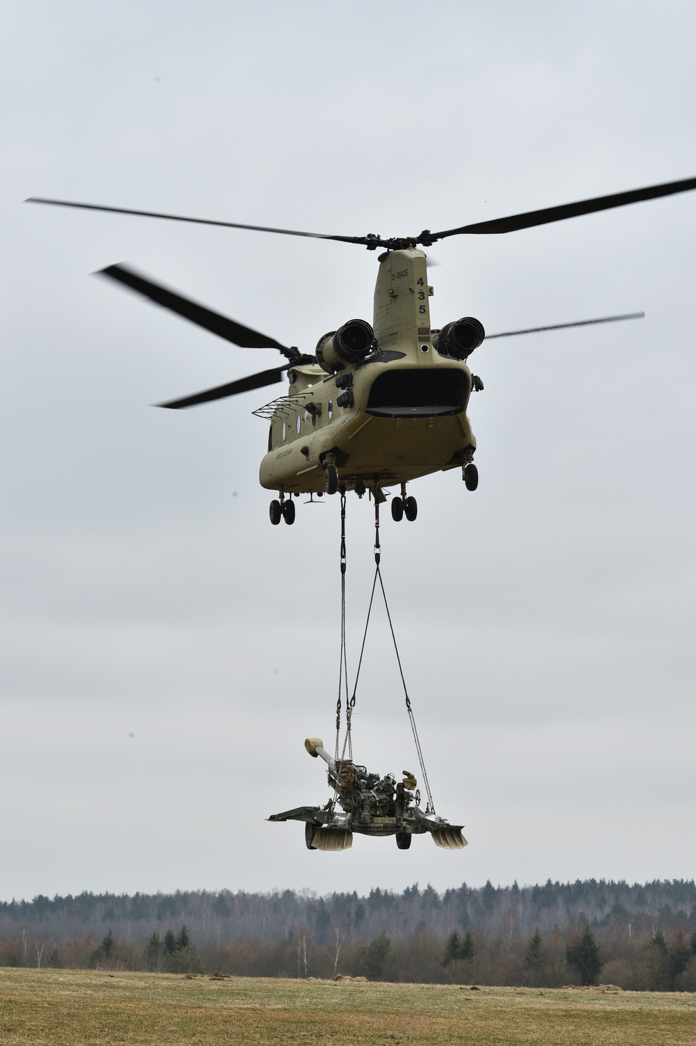 Field Artillery, 2CR, conducts sling load training with M777