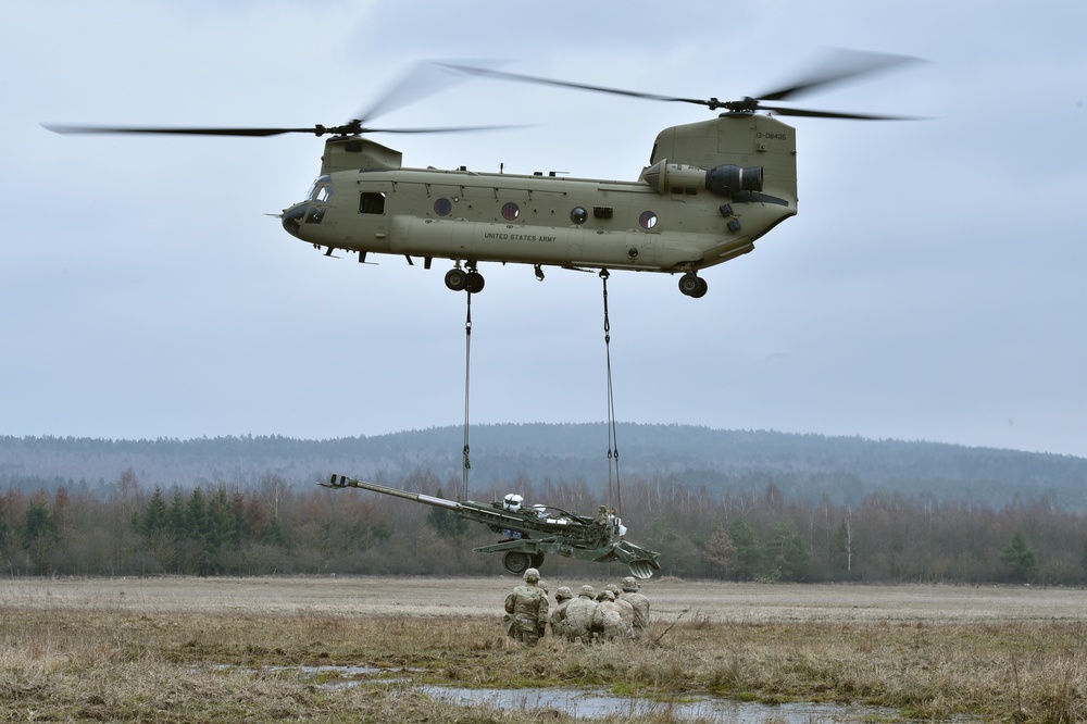 Field Artillery, 2CR, conducts sling load training with M777