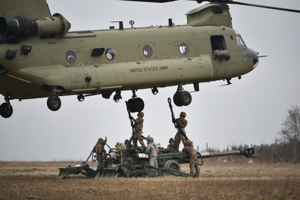 Field Artillery, 2CR, conducts sling load training with M777