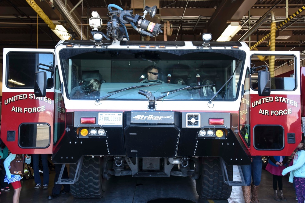 Scouts tour the 144th FW