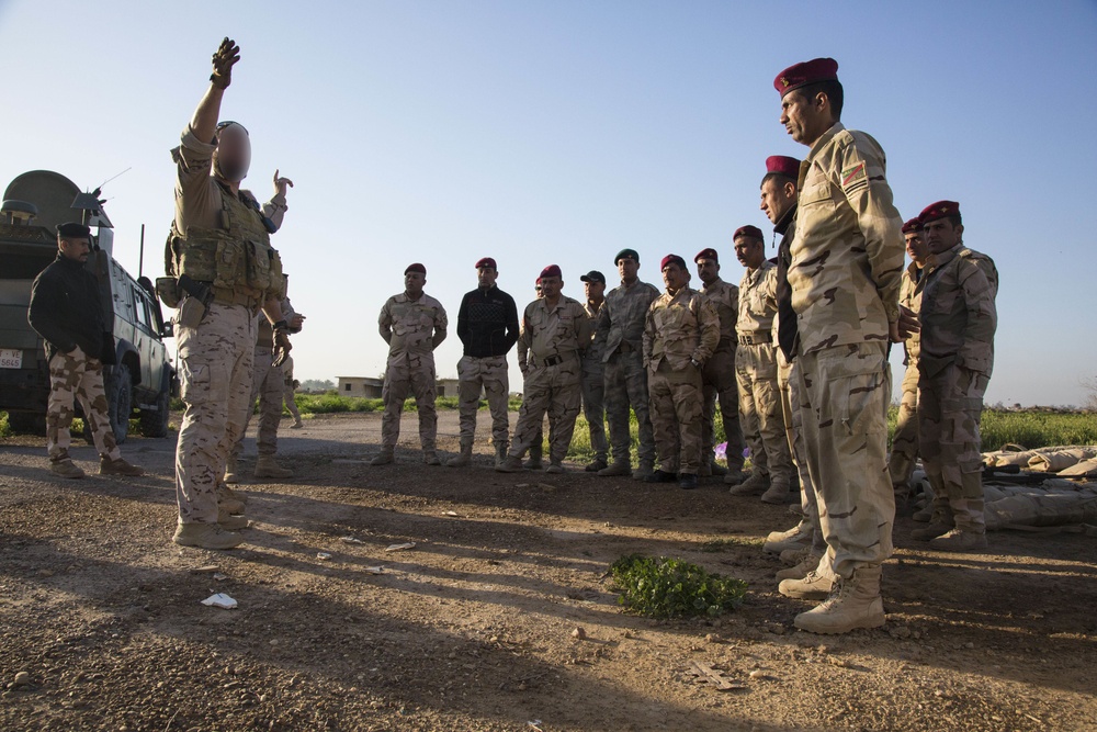 Spanish soldiers train Iraqi soldiers on sniper marksmanship skills