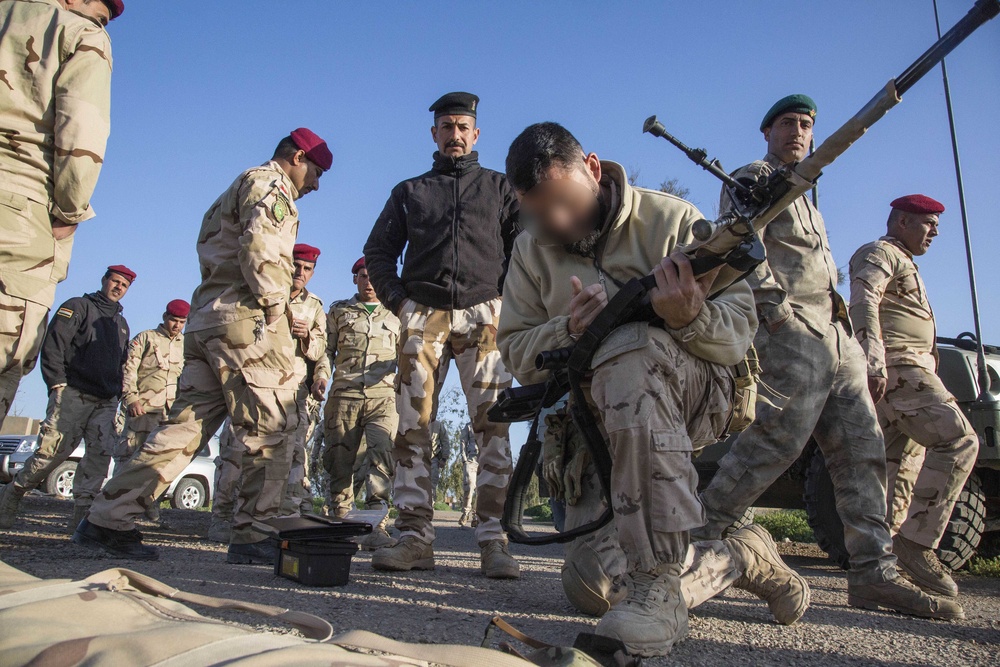 Spanish soldiers train Iraqi soldiers on sniper marksmanship skills