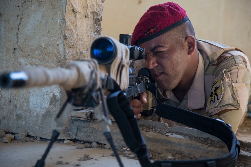 Spanish soldiers train Iraqi soldiers on sniper marksmanship skills