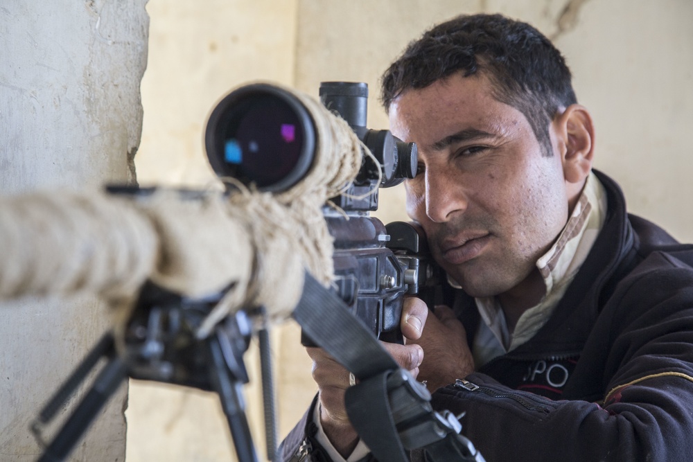 Spanish soldiers train Iraqi soldiers on sniper marksmanship skills