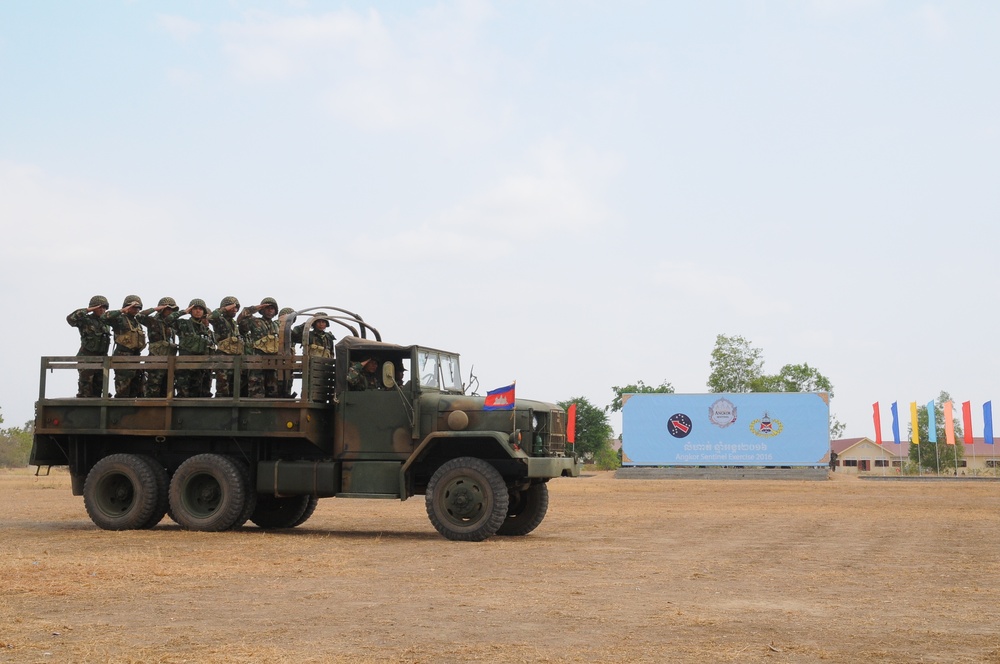 US, Cambodian forces close Angkor Sentinel 2016, celebrate strengthened partnership