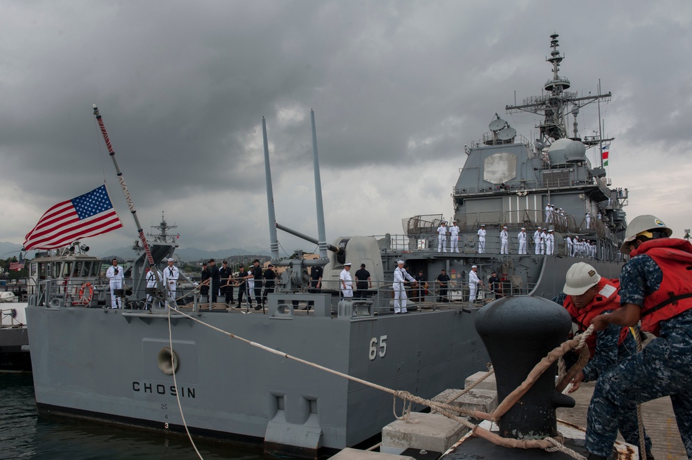 USS Chosin departs Hawaii