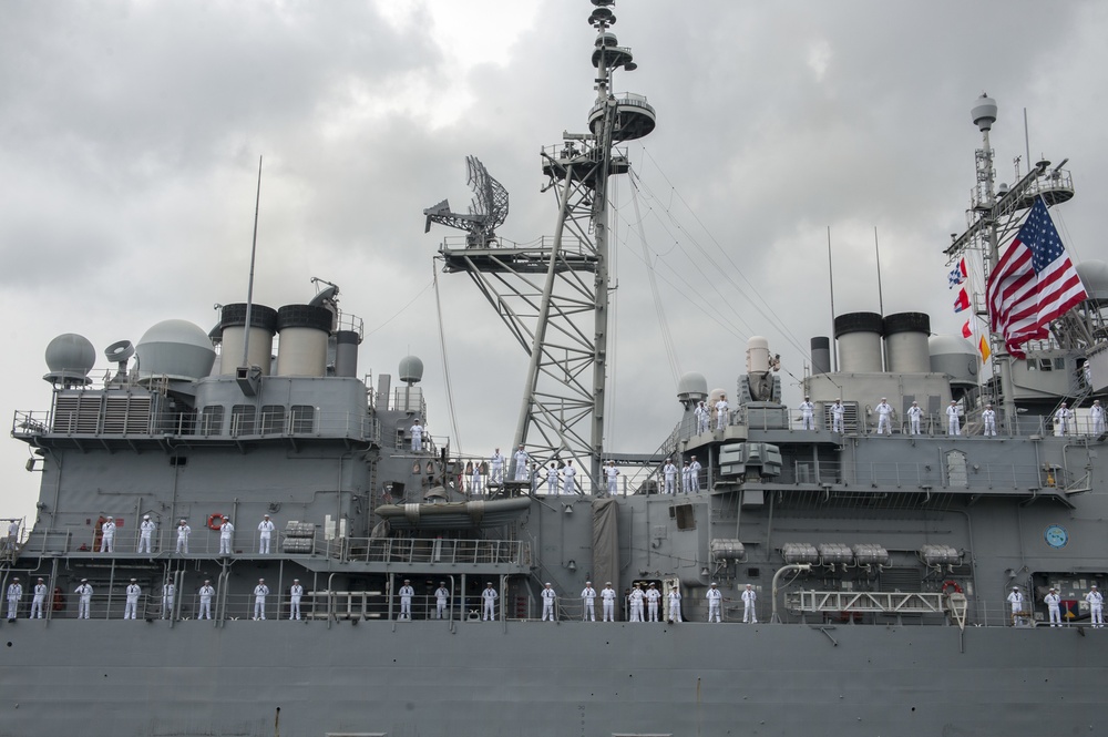 USS Chosin departs Hawaii