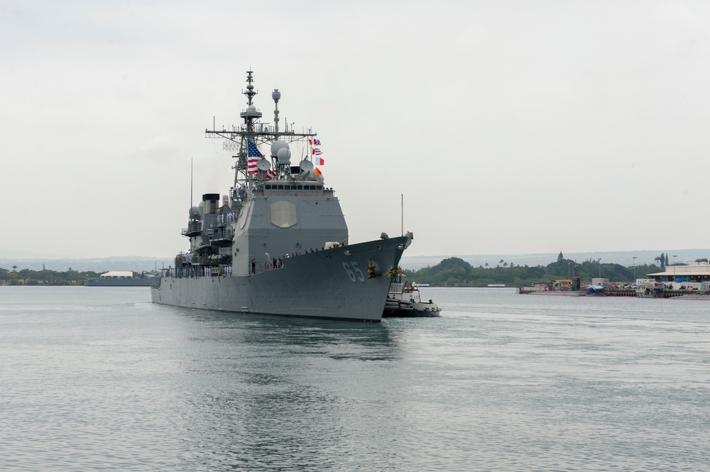 USS Chosin departs Hawaii