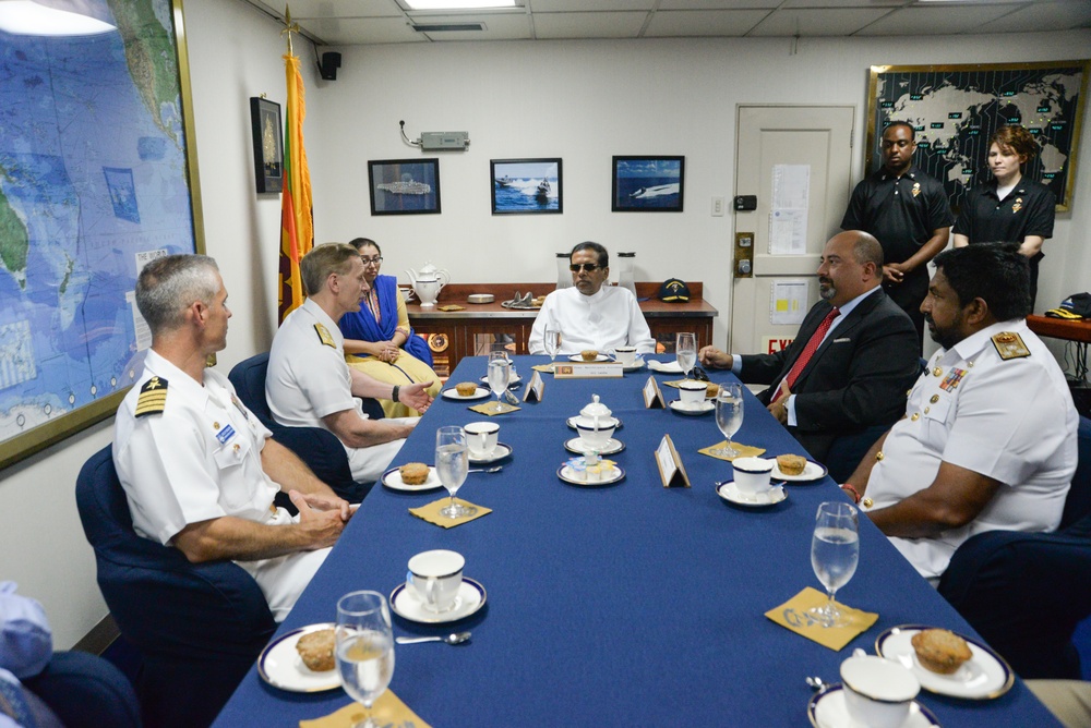 Sri Lanka's President meets with U.S. 7th Fleet commander