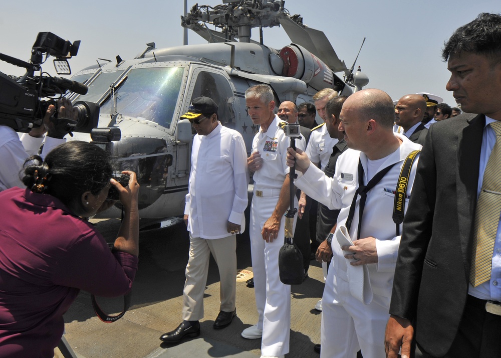 Sri Lankan president visits USS Blue Ridge (LCC19)