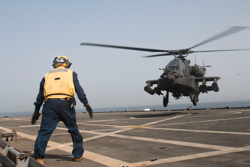 40th CAB helicopters refuel, rearm aboard the USS Ponce