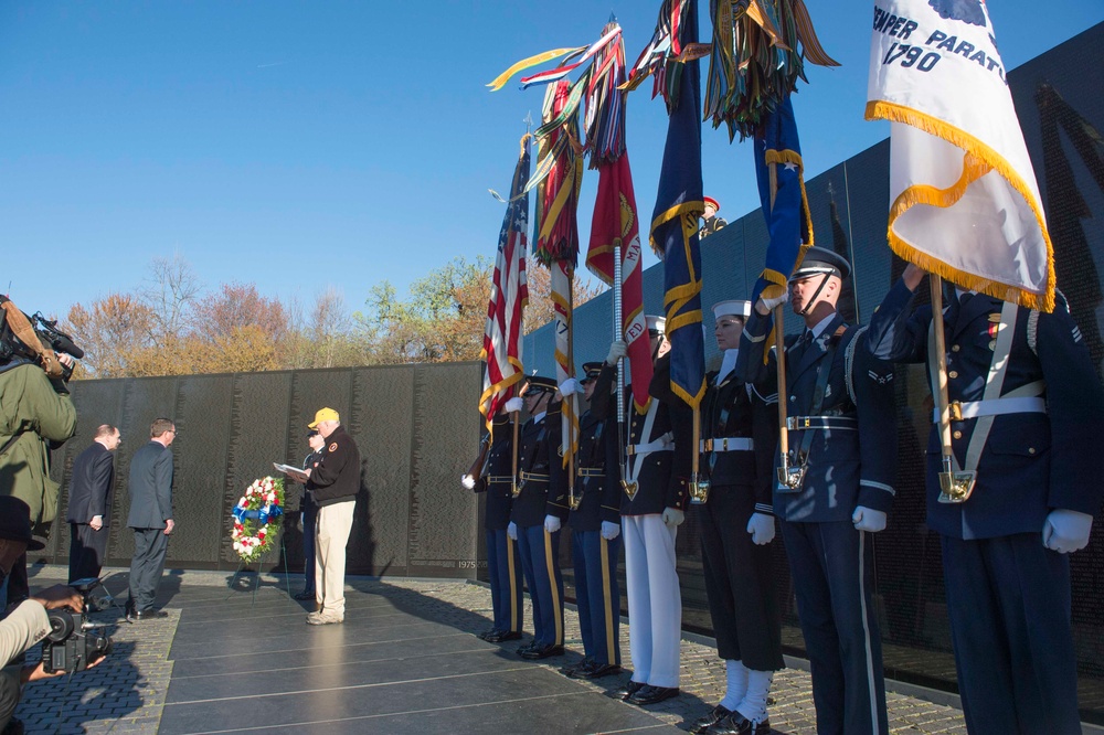 SD lays a wreath at Vietnam Veterans Memorial