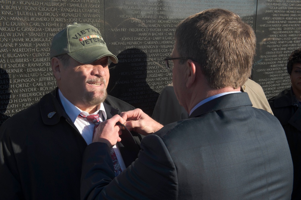 SD lays a wreath at Vietnam Veterans Memorial