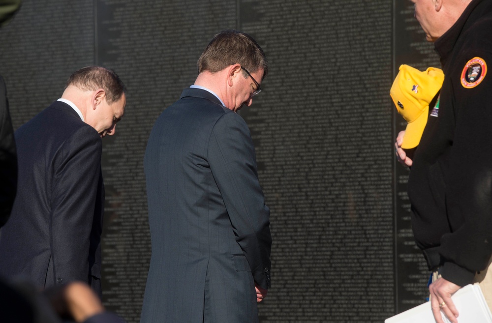 SD lays a wreath at Vietnam Veterans Memorial