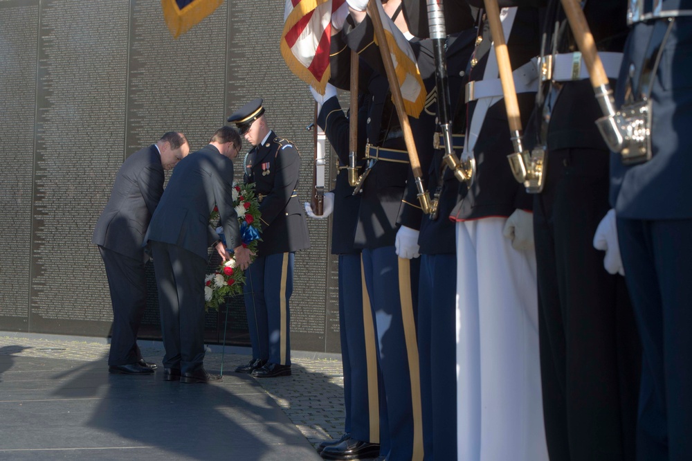 SD lays a wreath at Vietnam Veterans Memorial