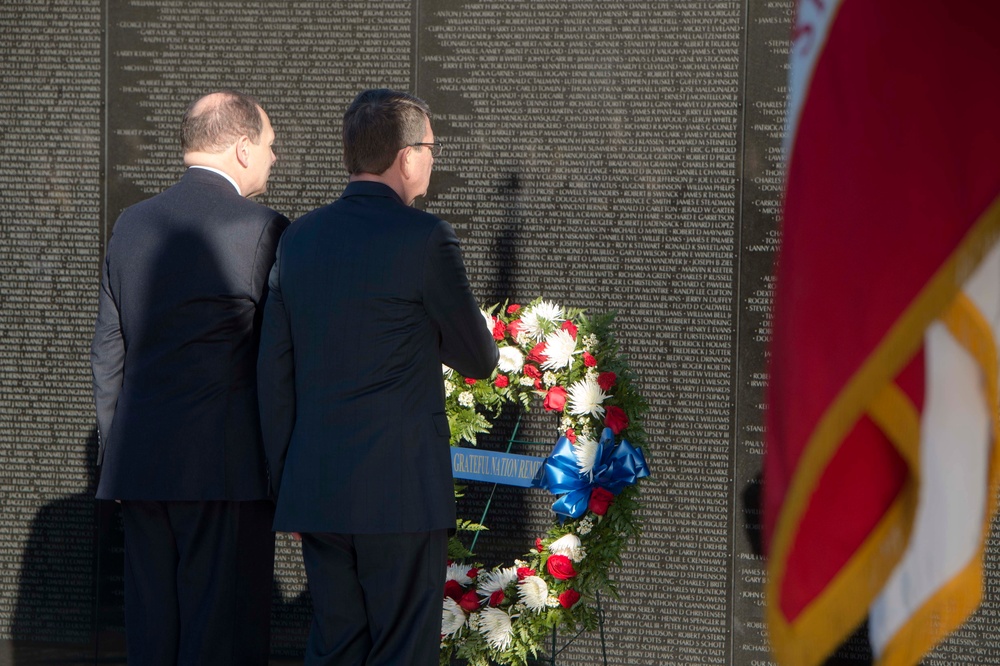 SD lays a wreath at Vietnam Veterans Memorial