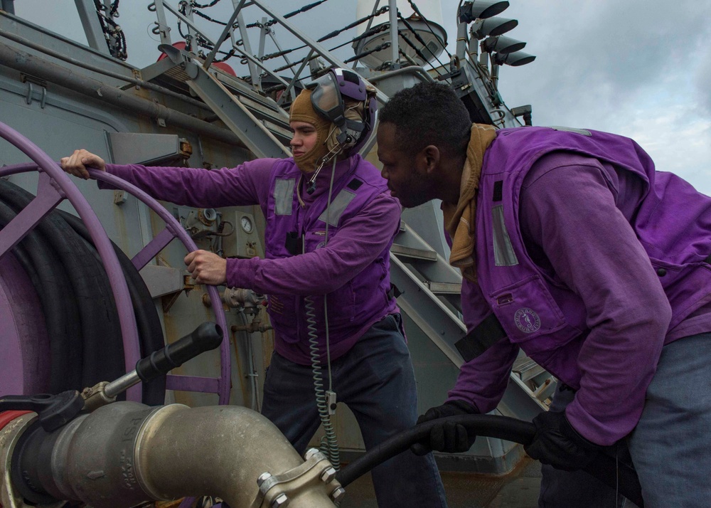 USS Stout (DDG 55) Refuel