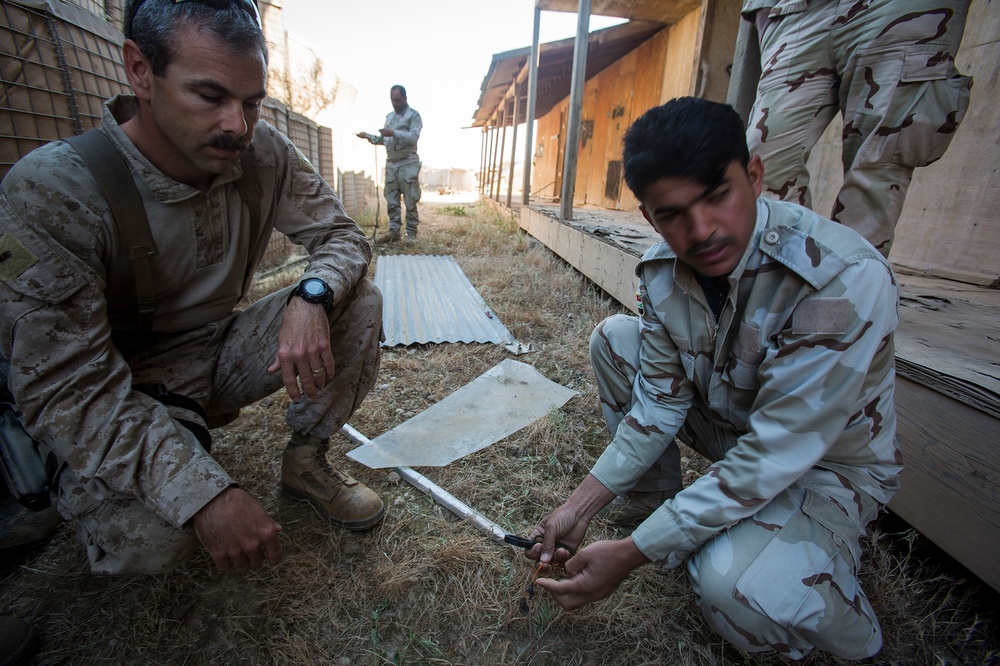 U.S. Marines Train Iraqi Soldiers on EOD Techniques