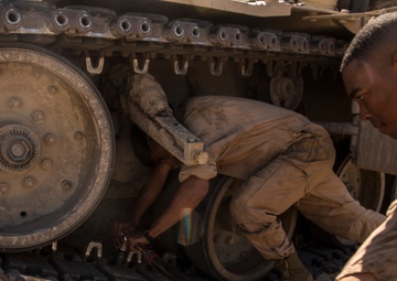 Breaking Track: 2nd Tanks conduct maintenance