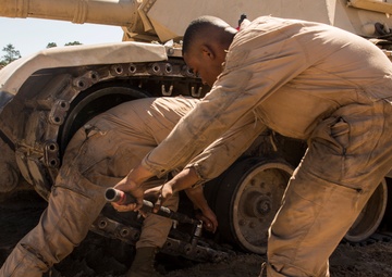 Breaking Track: 2nd Tanks conduct maintenance