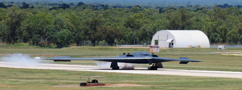 B-2 Spirit crews perform engine running crew change in Australia