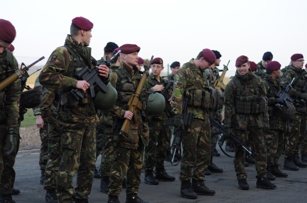 Dutch military train to be paratroopers