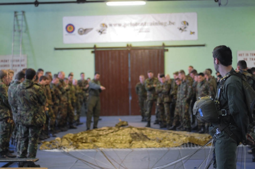 Dutch military train to be paratroopers