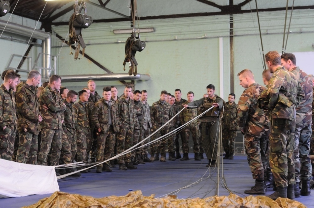 Dutch military train to be paratroopers