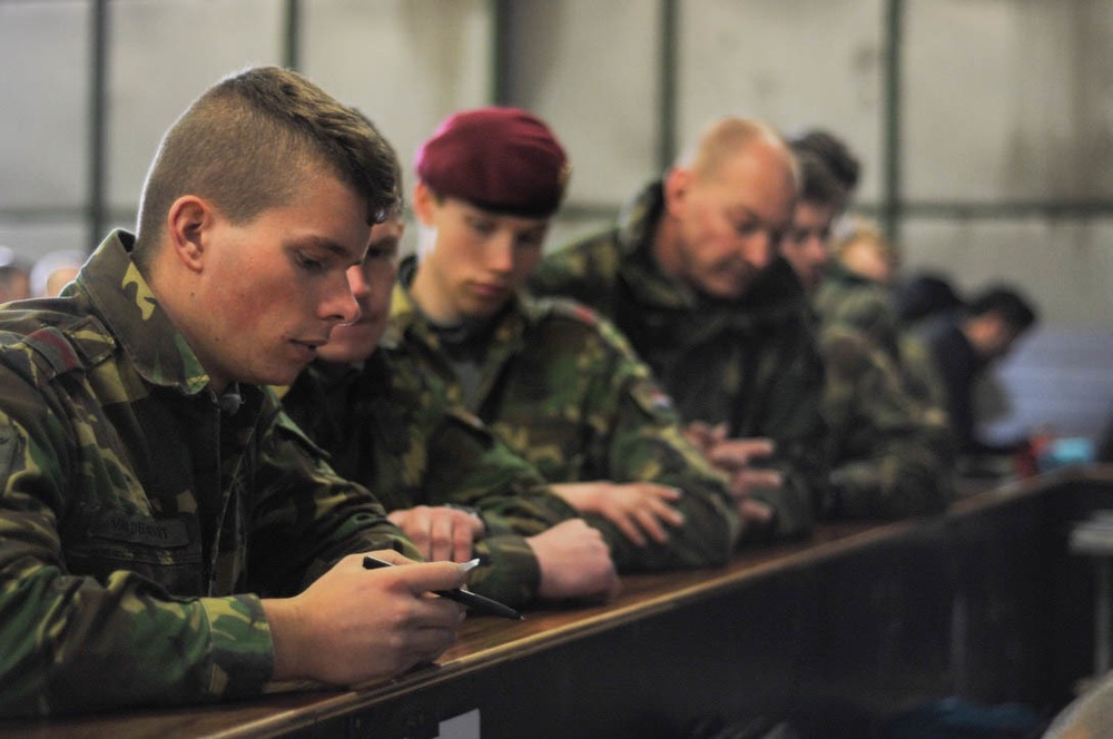 Dutch military train to be paratroopers