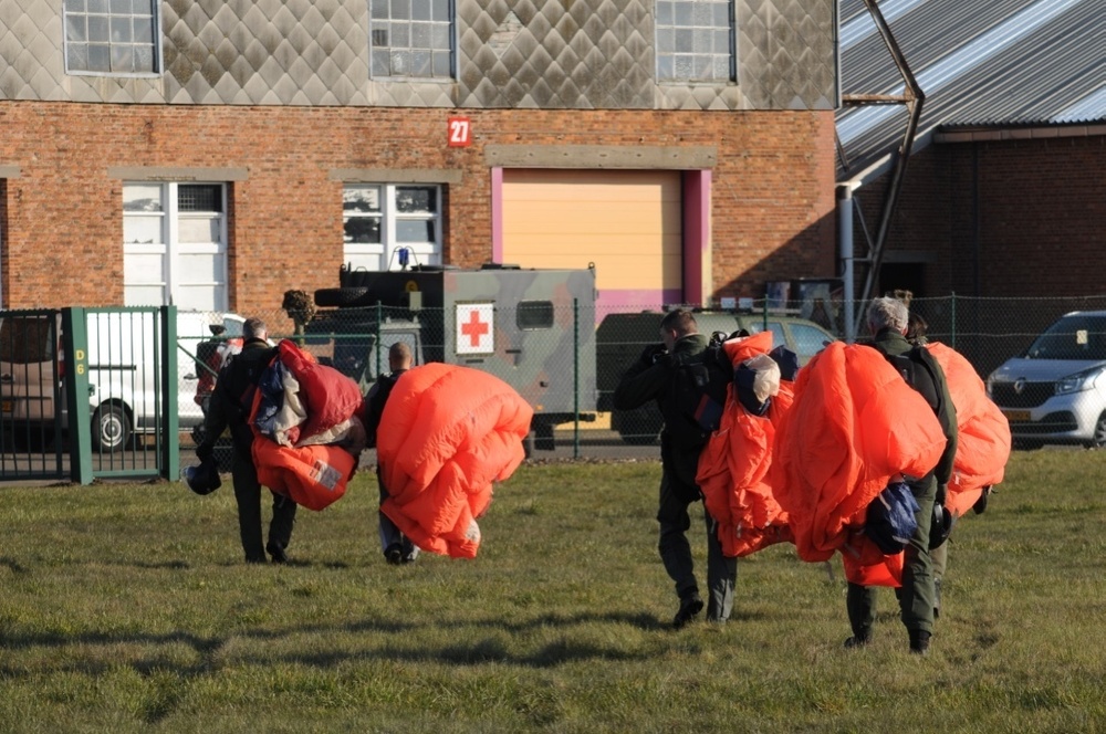 Dutch military complete a free fall jump