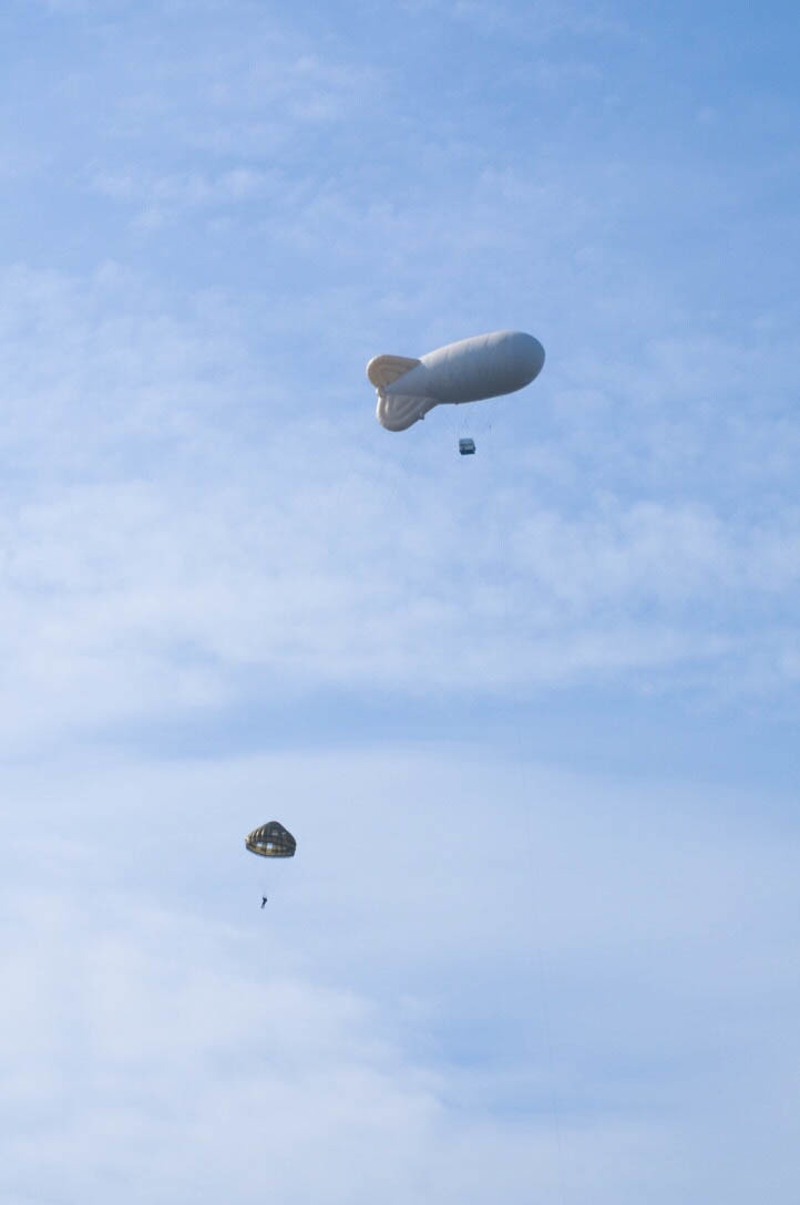 Dutch military train to be paratroopers