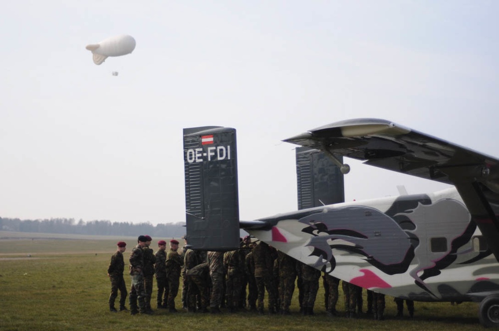 Dutch military train to be paratroopers