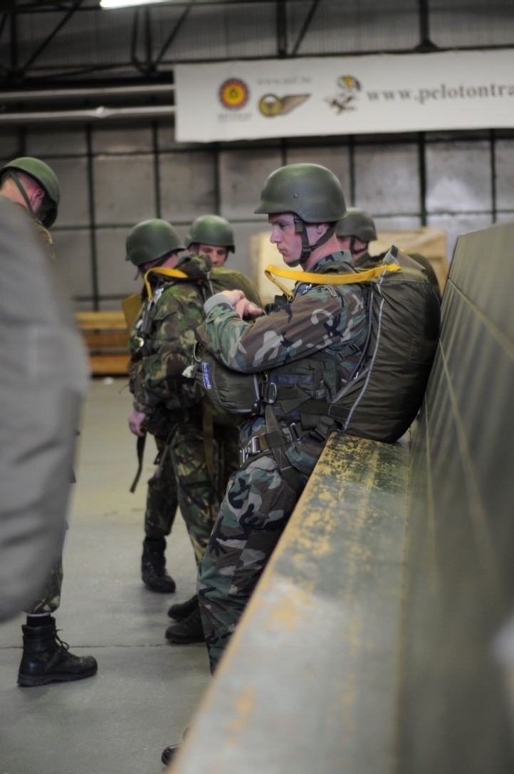 Dutch military train to be paratroopers