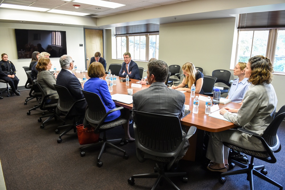 SD conducts a roundtable at the IDVSA.