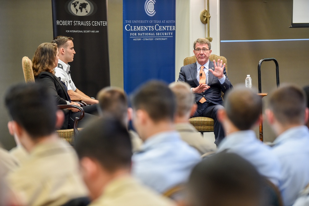 SD delivers remarks and conducts and fire-side chat at the Etter-Harbin Alumni Center.