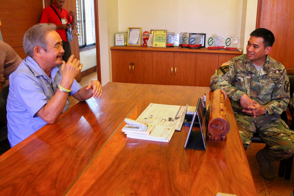 U.S. and Philippine military leaders meet with Governor Victor A. Tanco for Balikatan 2016