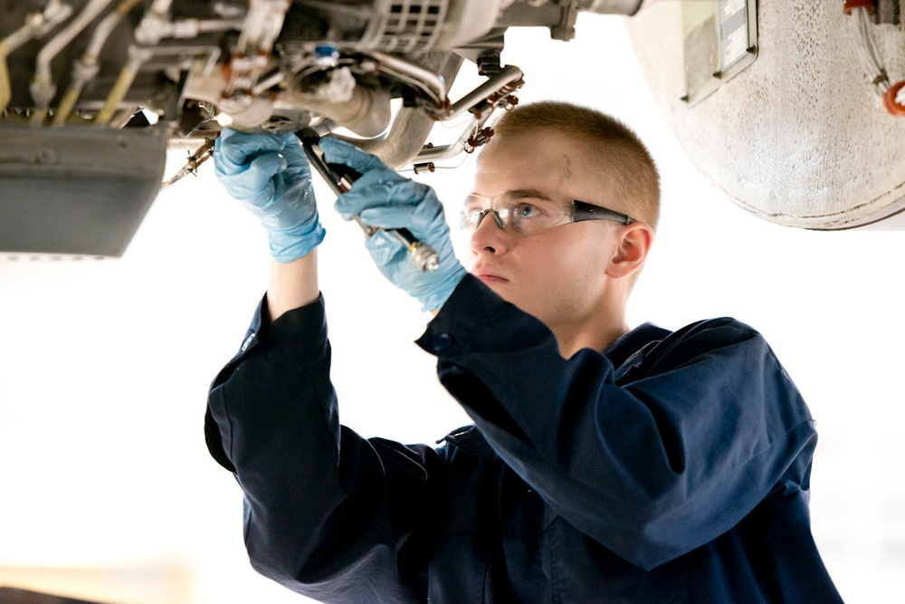 Maintainers prepare aircraft for next mission