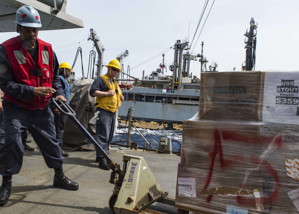 USS Stout (DDG 55) UNREP