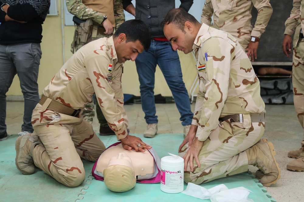 British soldiers conduct medical training with Iraqi Combat Medics Course students