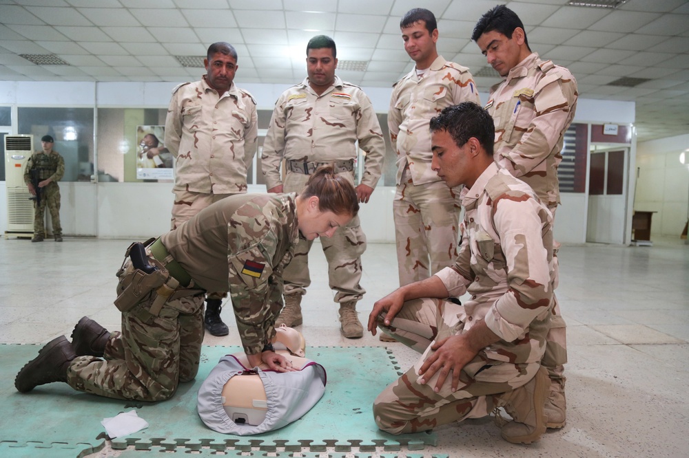 British soldiers conduct medical training with Iraqi Combat Medics Course students