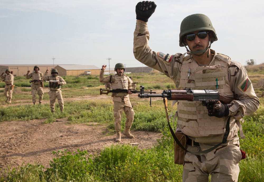 Iraqi Soldiers Conduct Squad Movement Drills
